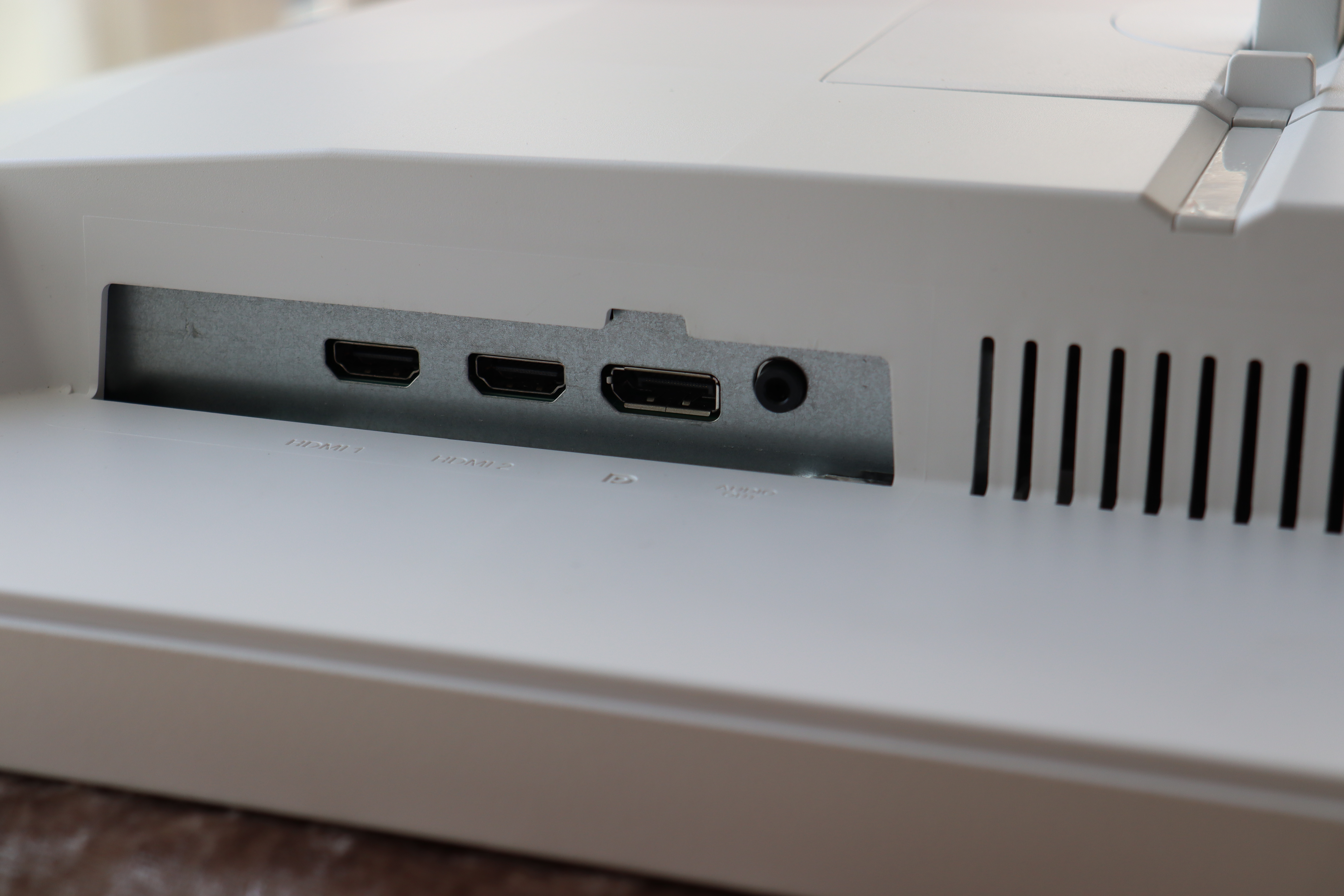 Tett bilde av tilkoblingsporter på en elektronisk enhet, inkludert HDMI-porter og en USB-C-port.