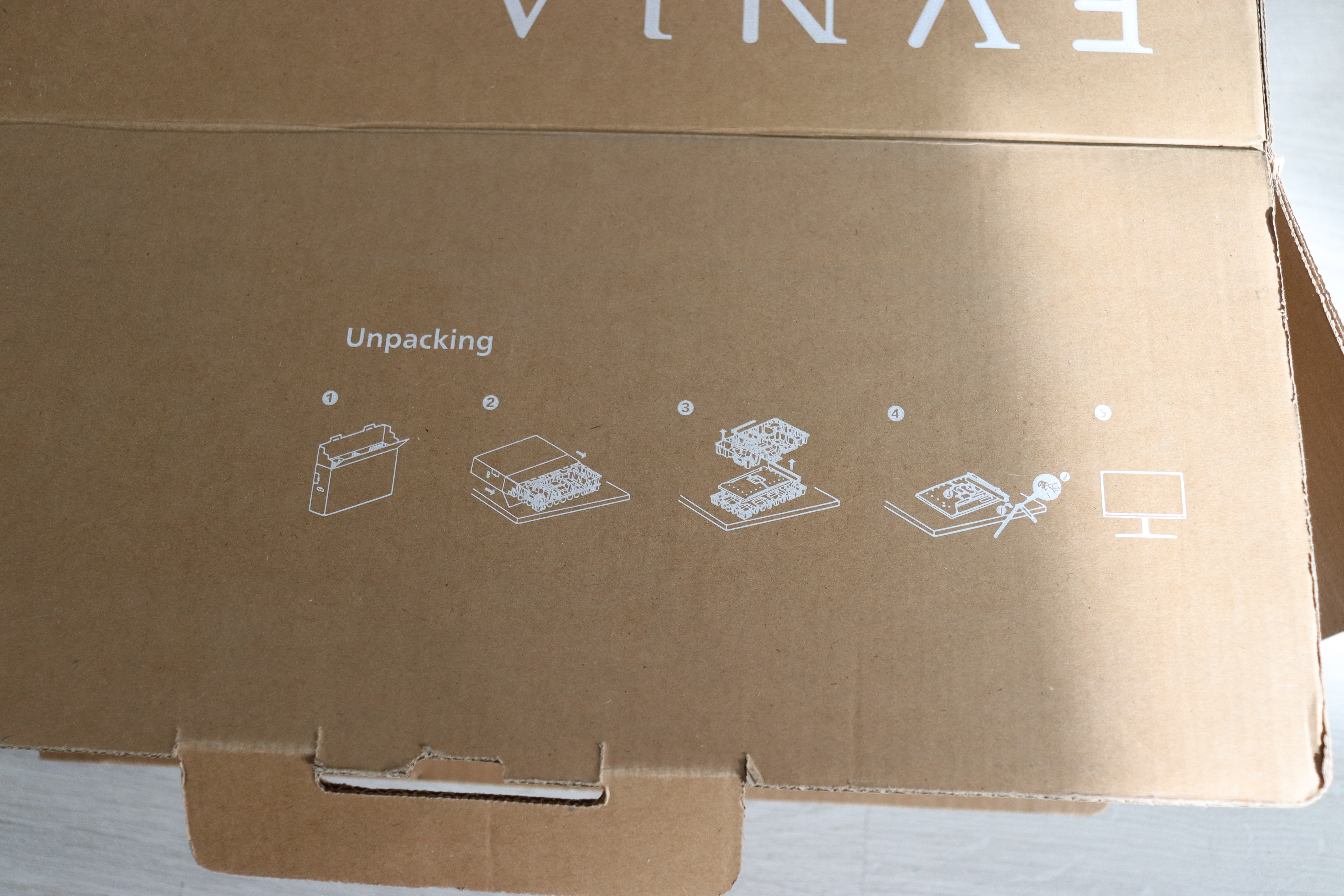 Illustrasjon av pakkefremgangsmåte med fem trinn for å pakke ut en enhet.
