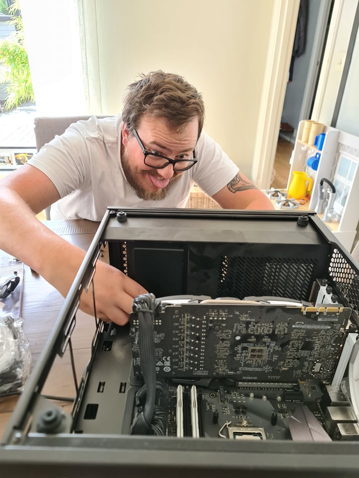 NZXT Kraken X73 RGB – En konsoll gamers monterings prosess.