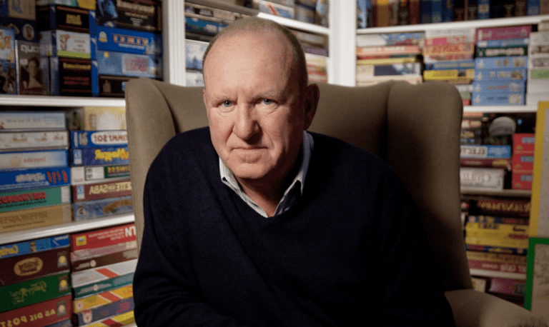 Grunnlegger av Games Workshop Ian Livingstone &laquo;slått til ridder&raquo; av Dronningen
